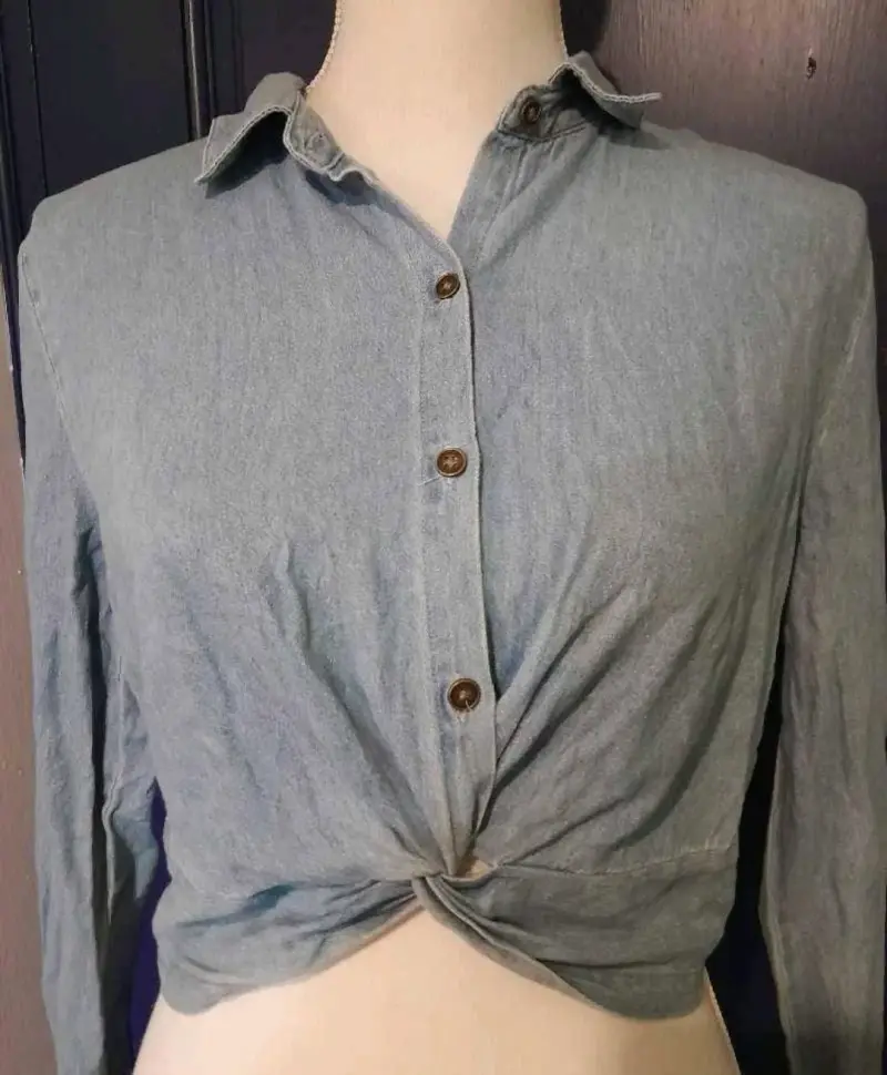 Blusa de mezclilla azul con nudo frontal - 2