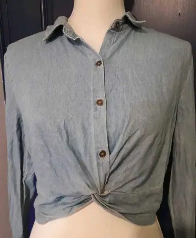 Blusa de mezclilla azul con nudo frontal - miniatura 2