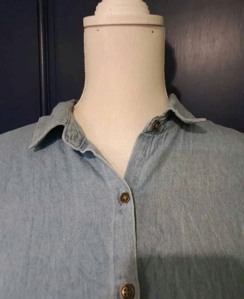 Blusa de mezclilla azul con nudo frontal - 3
