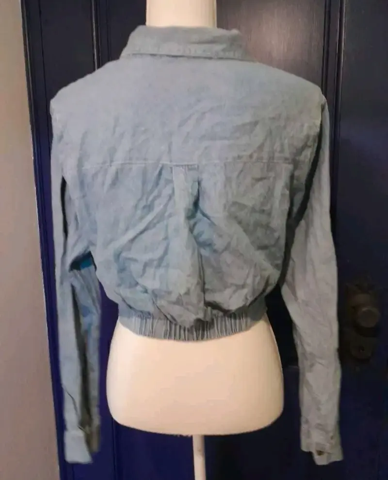 Blusa de mezclilla azul con nudo frontal - 4