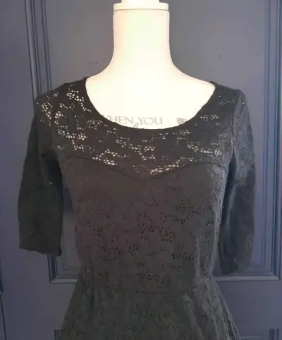 Vestido de encaje negro elegante - miniatura 2