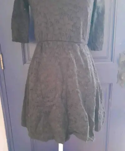 Vestido de encaje negro elegante - miniatura 3