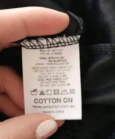 Vestido de encaje negro elegante - miniatura 6
