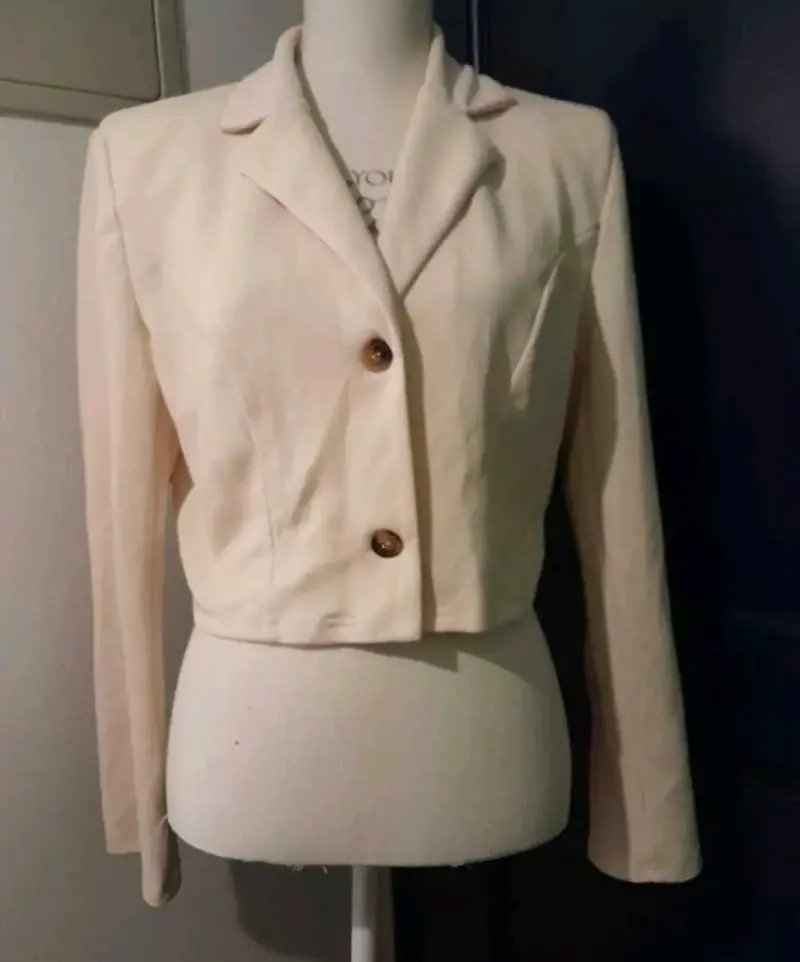 Blazer corto beige para mujer - 1