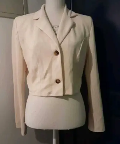 Blazer corto beige para mujer - miniatura 1