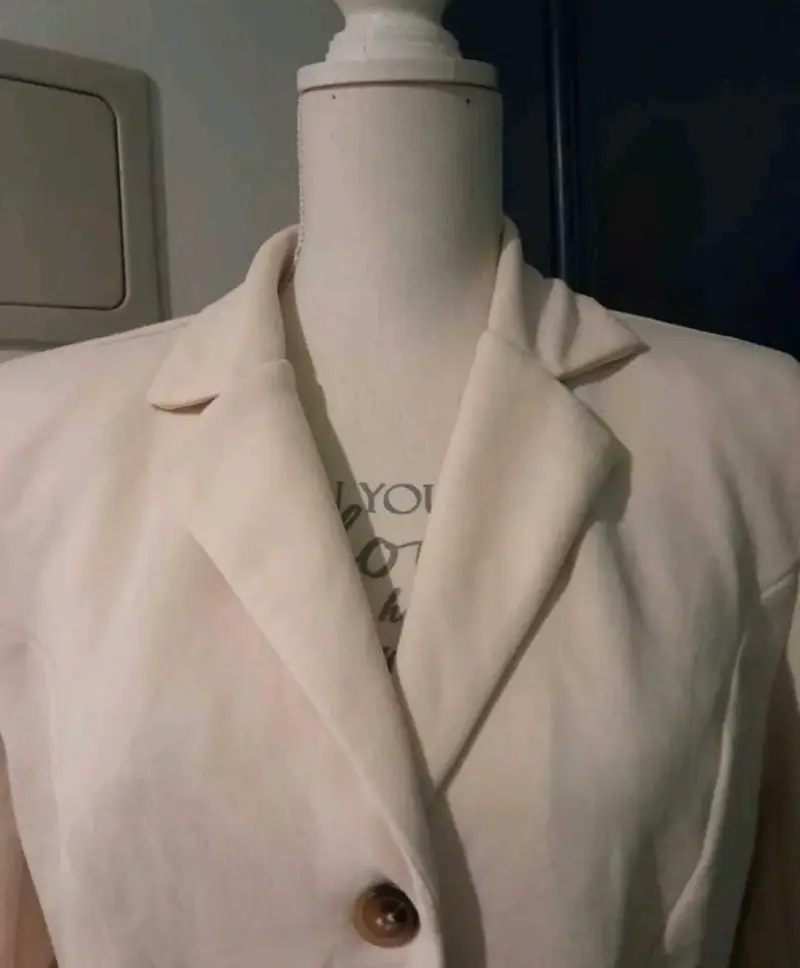 Blazer corto beige para mujer - 3