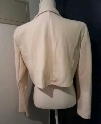 Blazer corto beige para mujer - miniatura 4