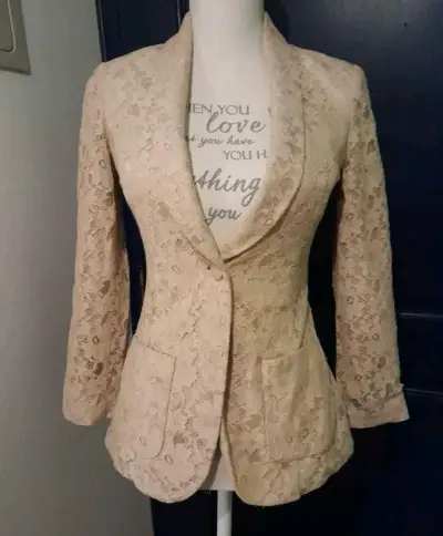 Blazer de encaje beige para mujer - miniatura 1