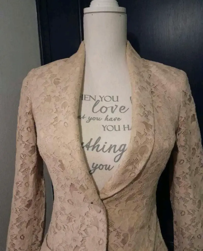 Blazer de encaje beige para mujer - 2