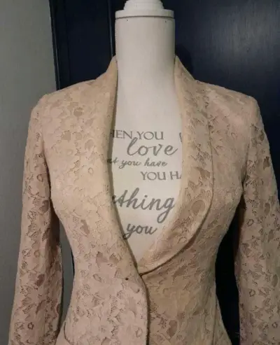Blazer de encaje beige para mujer - miniatura 2