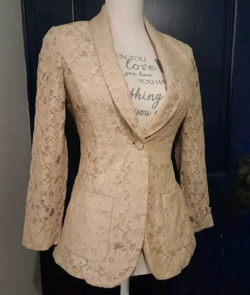 Blazer de encaje beige para mujer - 3