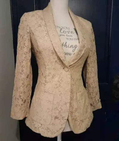 Blazer de encaje beige para mujer - miniatura 3