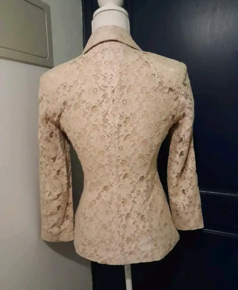 Blazer de encaje beige para mujer - 4