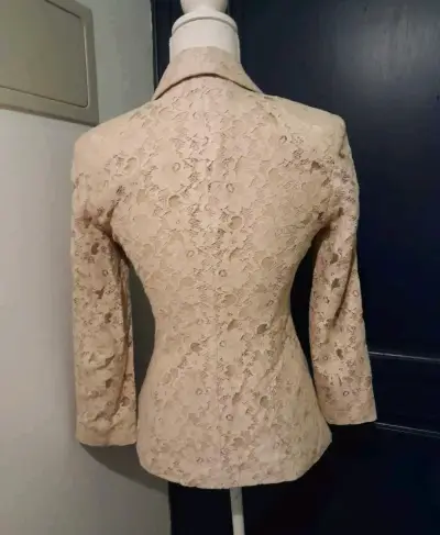 Blazer de encaje beige para mujer - miniatura 4