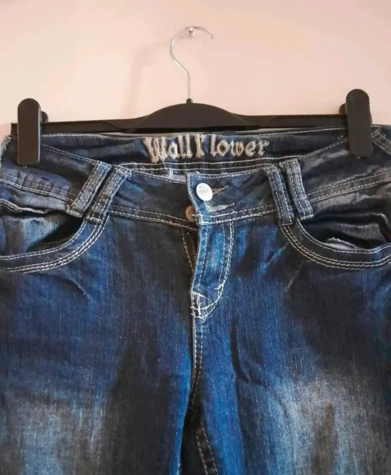 Jeans azul Wallflower con diseño bordado - 4