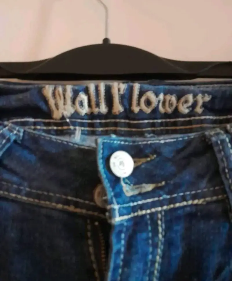 Jeans azul Wallflower con diseño bordado - 5