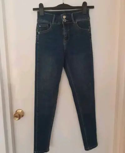 Jeans ajustados de mezclilla azul para mujer - miniatura 1