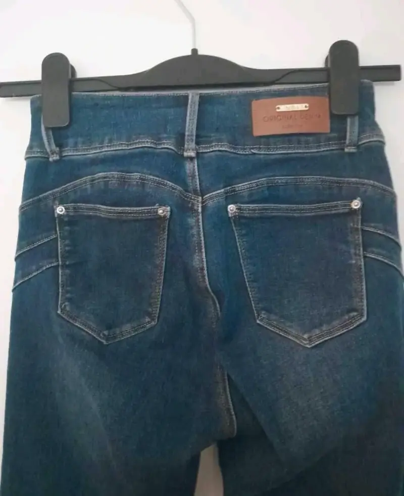 Jeans ajustados de mezclilla azul para mujer - 4