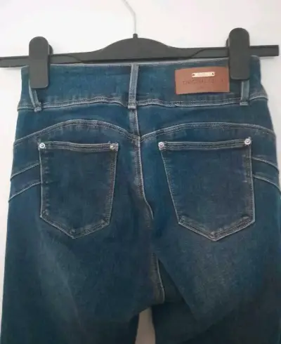 Jeans ajustados de mezclilla azul para mujer - miniatura 4