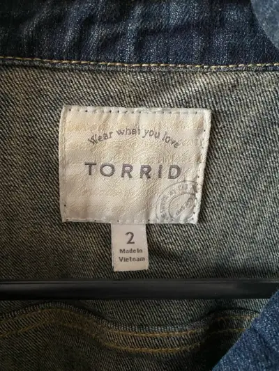 Chaqueta de mezclilla azul Torrid talla L - miniatura 2