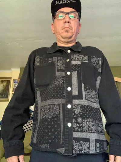 Chaqueta negra con diseño de bandana para hombre - miniatura 1