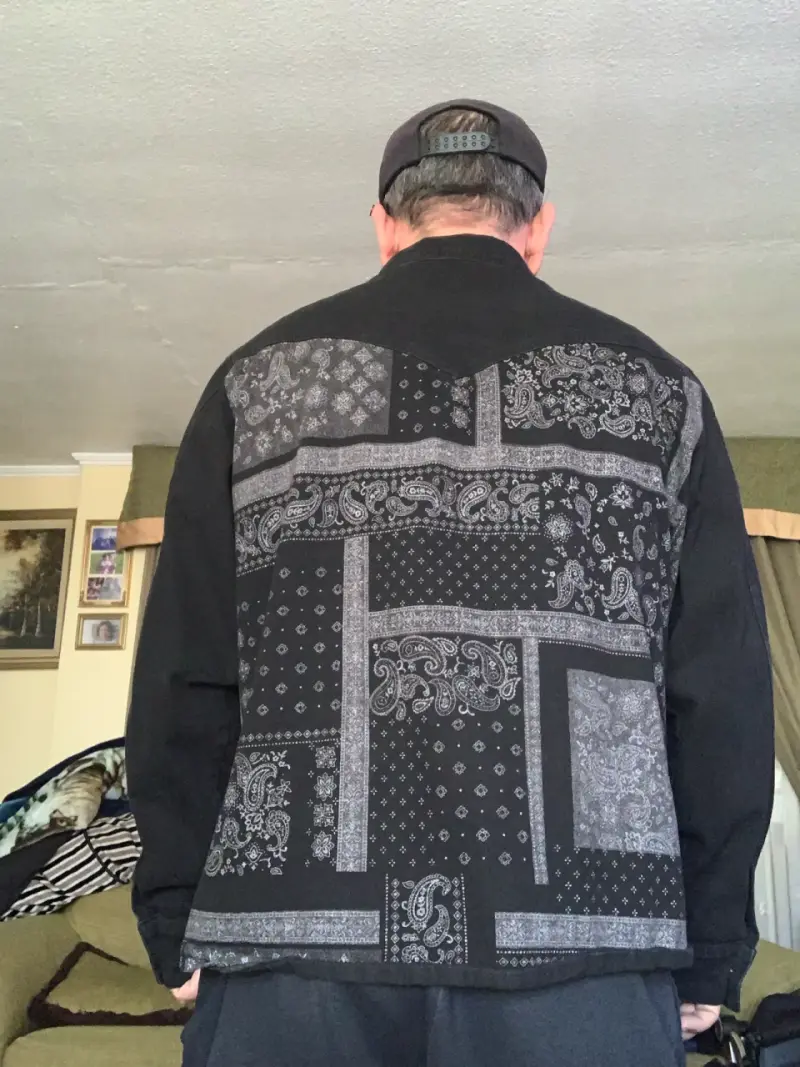 Chaqueta negra con diseño de bandana para hombre - 2