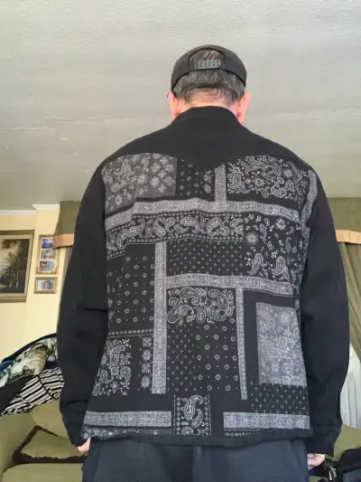 Chaqueta negra con diseño de bandana para hombre - miniatura 2