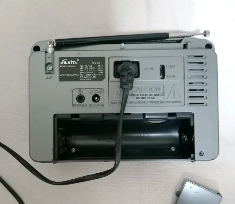 Radio portátil Akita R-263 de 4 bandas - 1