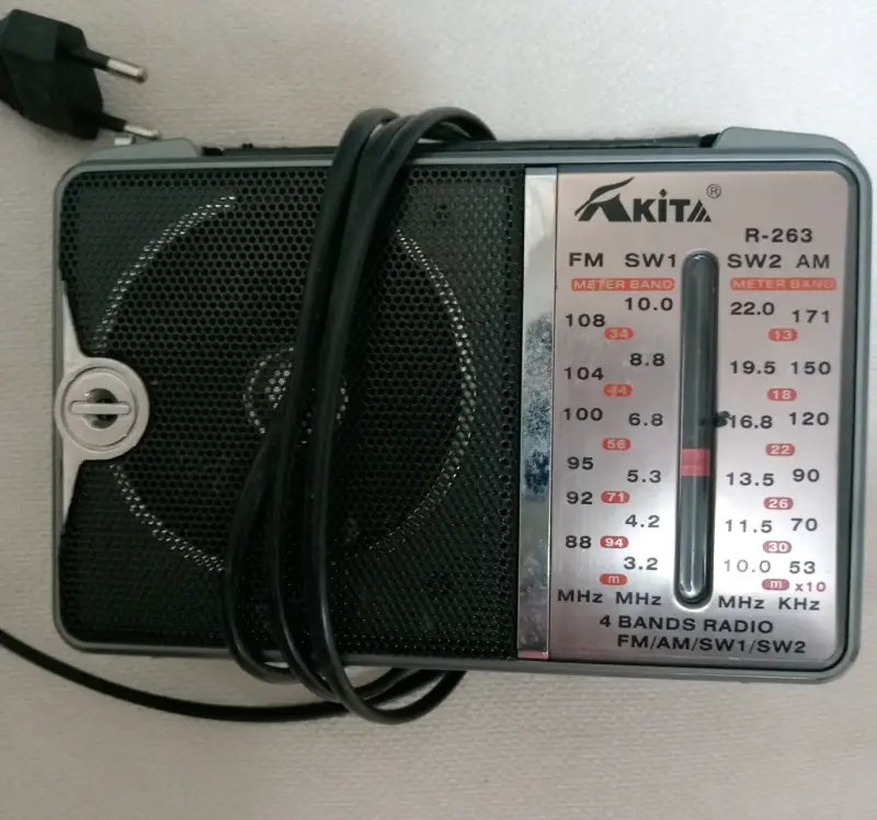 Radio portátil Akita R-263 de 4 bandas - 2