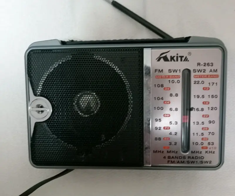 Radio portátil Akita R-263 de 4 bandas - 3