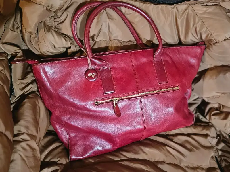 Bolso de cuero rojo con cierre frontal