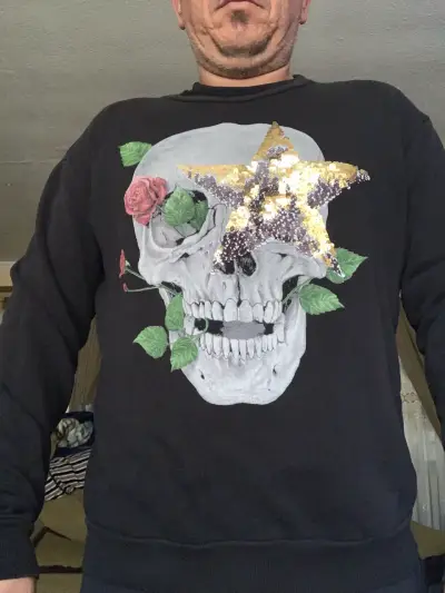 Polerón negro con diseño de calavera y estrella - miniatura 1