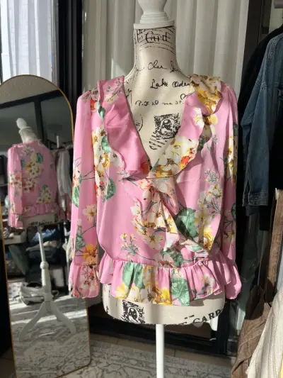 Blusa Mujer Rosada con Flores - miniatura 1