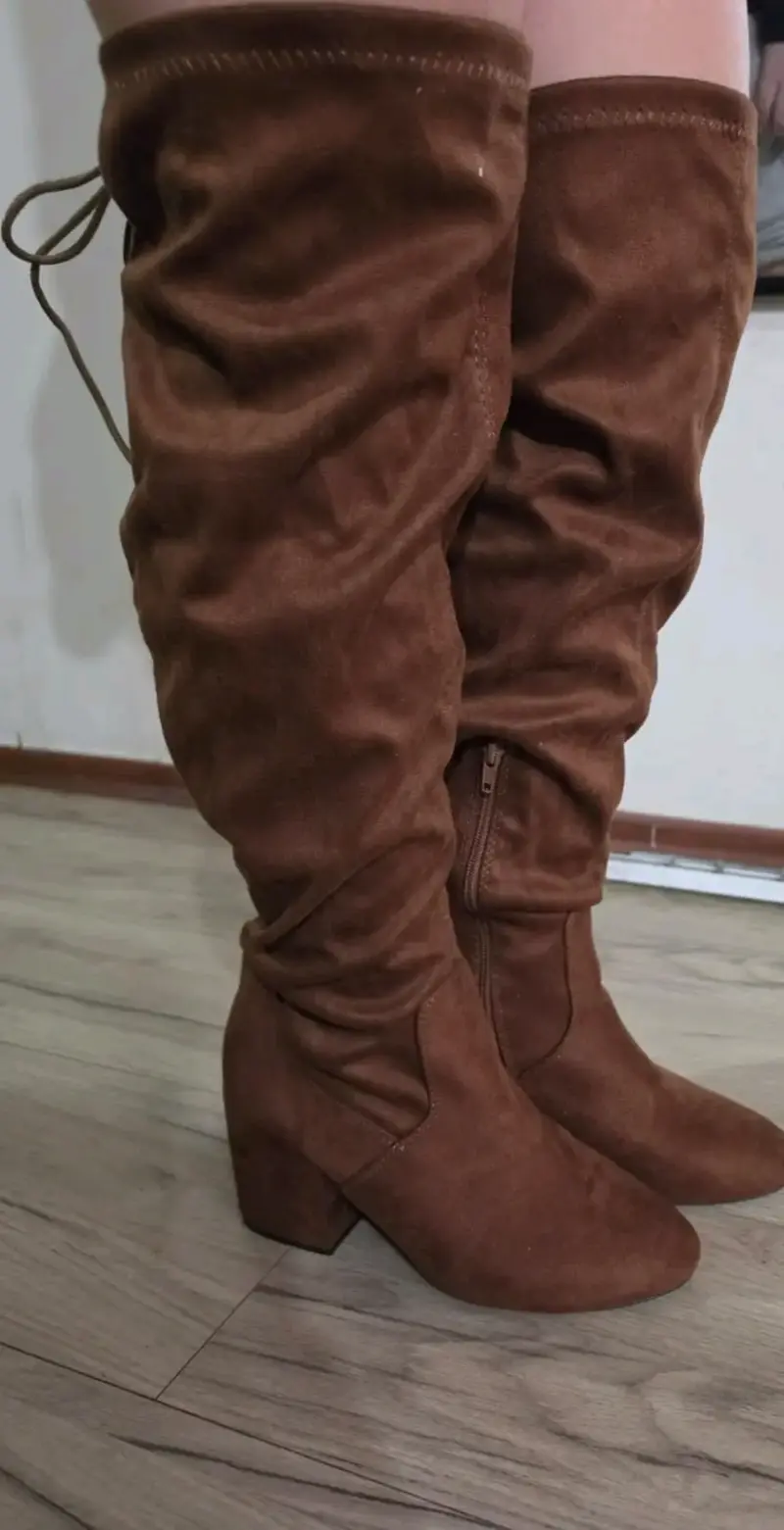 Botas largas de gamuza marrón para mujer