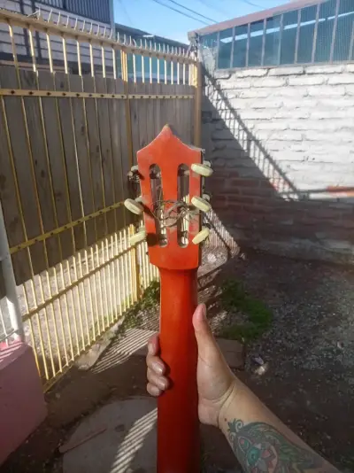 Guitarra clásica de madera en buen estado - miniatura 1