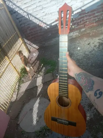 Guitarra clásica de madera en buen estado - miniatura 2