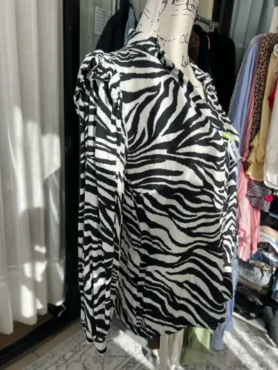 Blusa estampado cebra manga larga - miniatura 2