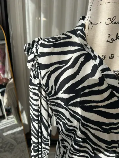 Blusa estampado cebra manga larga - miniatura 3
