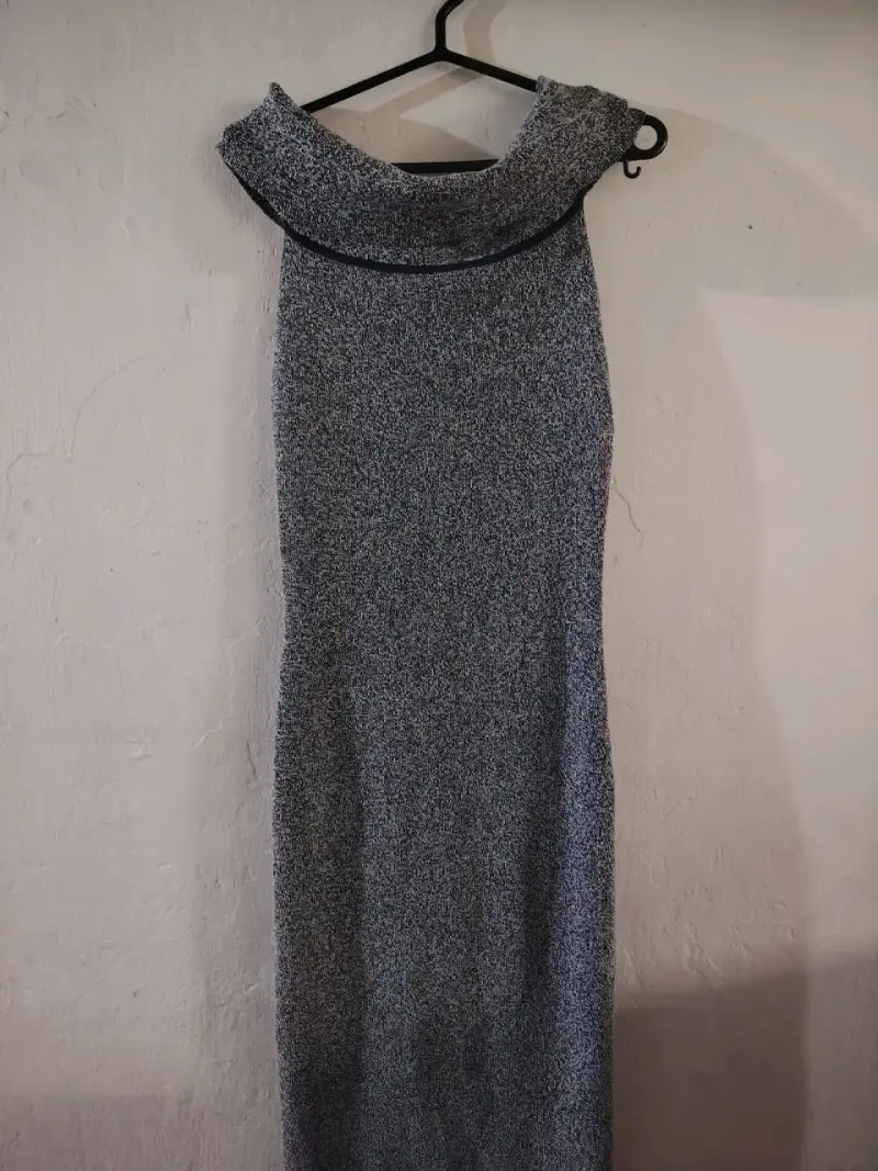 Vestido largo gris con cuello alto - 1