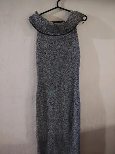 Vestido largo gris con cuello alto - miniatura 1