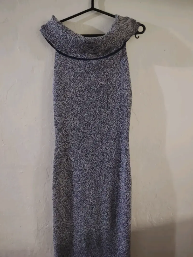 Vestido largo gris con cuello alto - 2