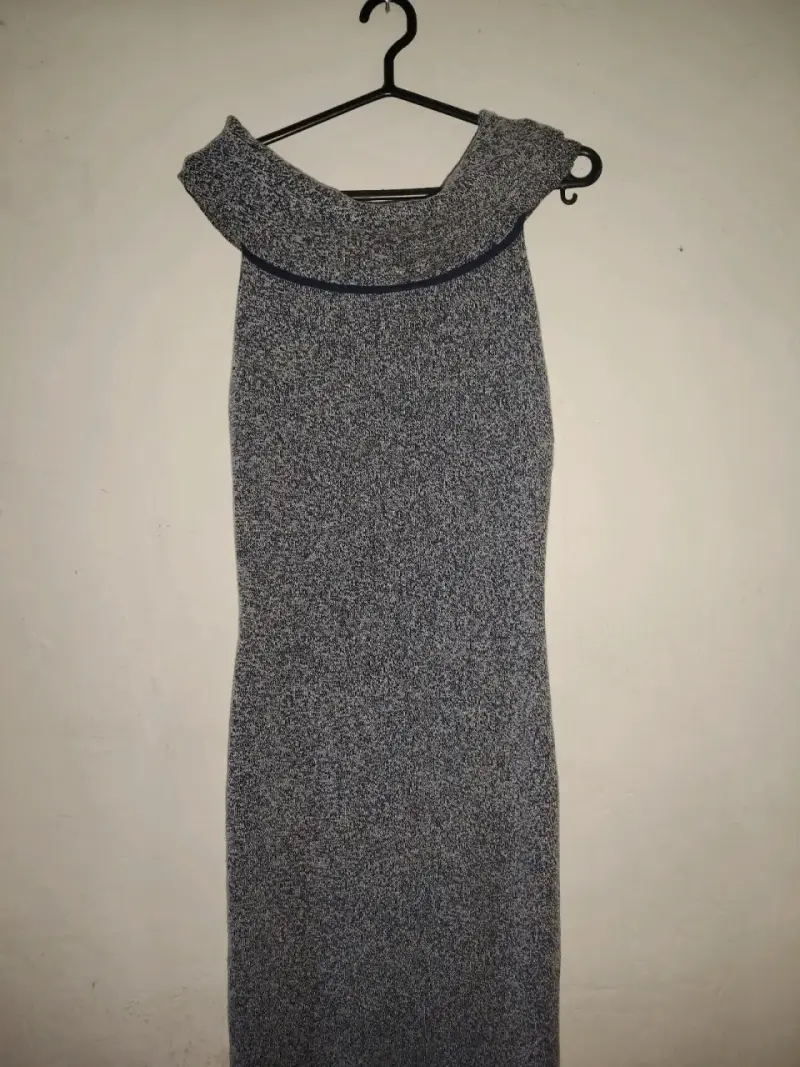 Vestido largo gris con cuello alto - 3