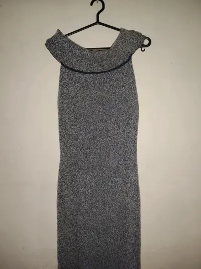 Vestido largo gris con cuello alto - miniatura 3