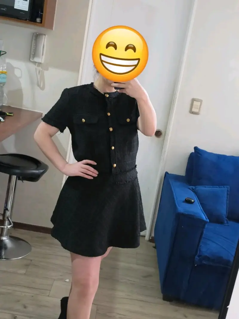 Vestido negro con botones dorados para mujer