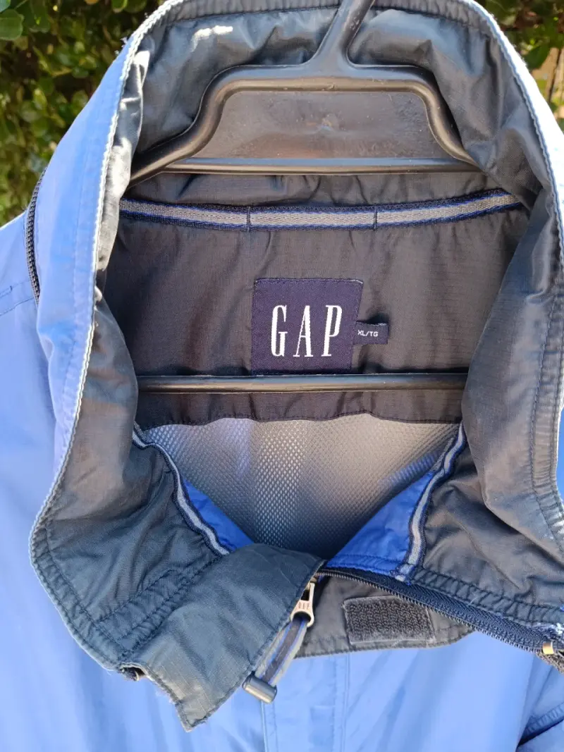 Chaqueta azul con capucha GAP - 3