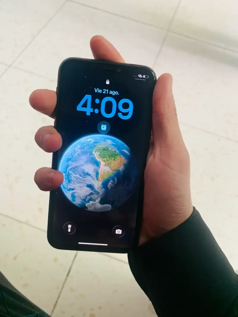 iPhone 11 Pro en buen estado - 2