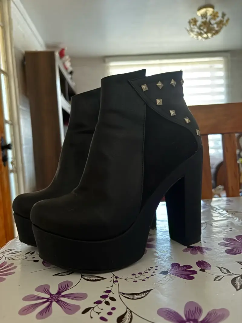 Botines de tacón negros con tachas en perfecto estado - 2
