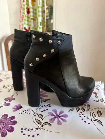 Botines de tacón negros con tachas en perfecto estado - miniatura 3