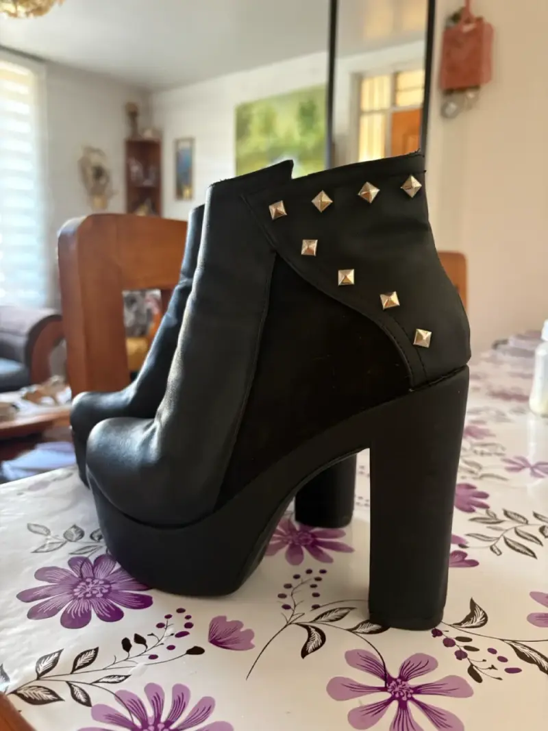 Botines de tacón negros con tachas en perfecto estado - 4