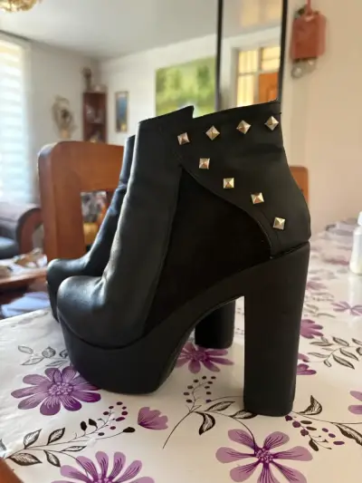 Botines de tacón negros con tachas en perfecto estado - miniatura 4